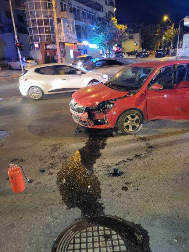 Două accidente în Argeş, aproape de miezul nopţii. Maşini avariate