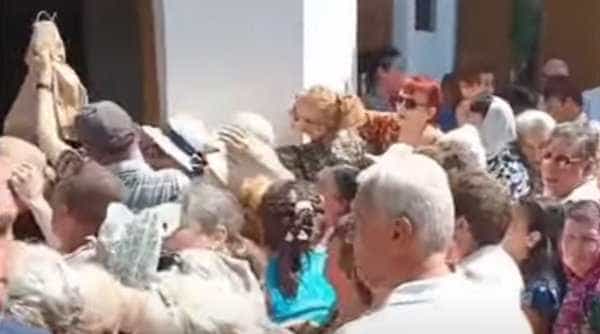 Zeci de oameni s-au călcat în picioare pentru o pungă cu mâncare, la o biserică din Pitești