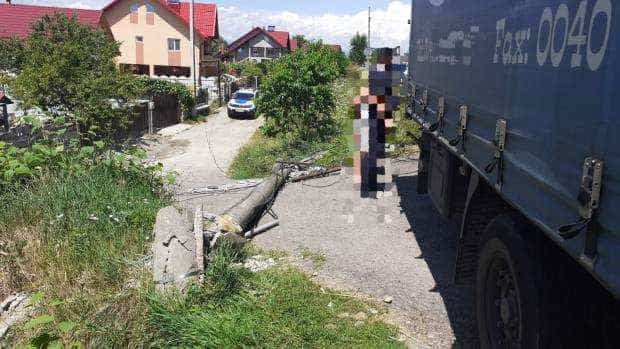 Un tir s-a izbit de un stâlp de beton în Argeş!