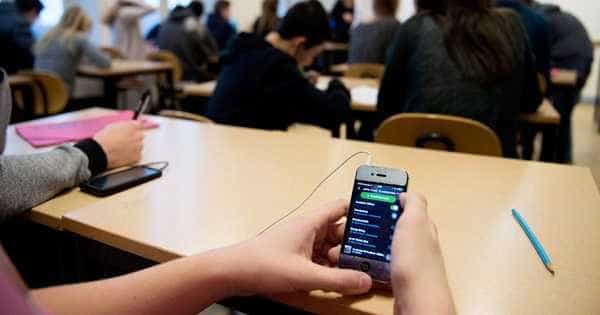 Telefoanele mobile vor fi interzise în timpul orelor „cu excepția utilizării în scop educativ, cu acordul cadrului didactic”