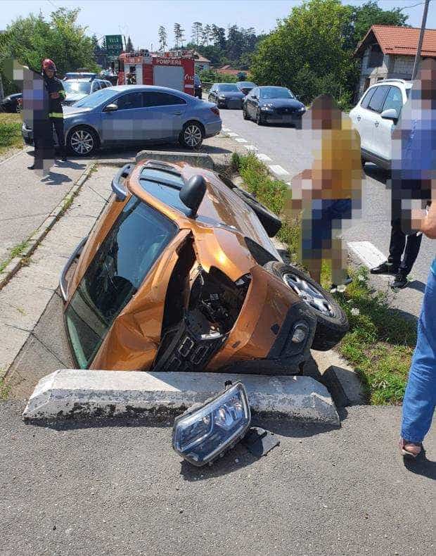 Accident la Bascov. O mașină a ajuns în șanț, iar o fată de 9 ani e rănită