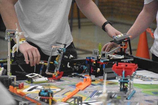 Elevii români, locul al doilea la o competiție internațională de robotică