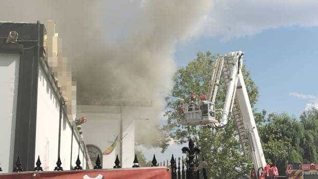 Incendiu în Pitești. Zeci de persoane evacuate dintr-un restaurant și blocurile învecinate
