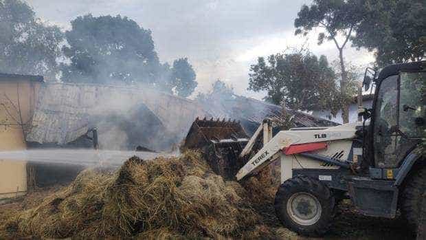 Incendiu într-o gospodărie din Argeș. O bătrână cu atac de panică, dusă la spital