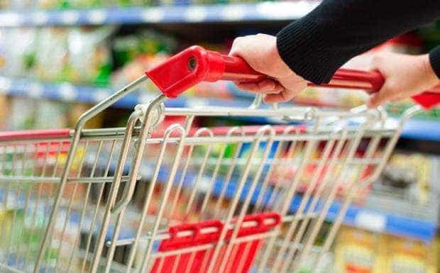Antifrauda verifică modul în care aplică magazinele reducerea preţurilor la alimente de bază
