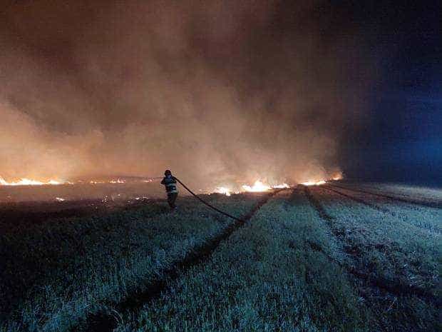Câmpuri arzând în miez de noapte la Suseni și Buzoiești