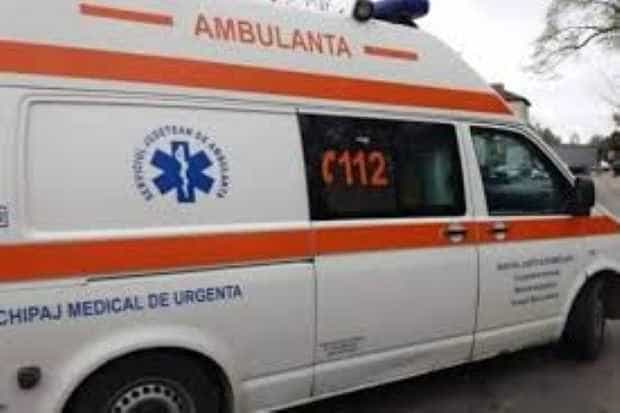 Mărturia mamei femeii care a născut pe trotuar: „Nici măcar nu s-au uitat la ea. Ne-au spus că au sunat la ambulanţă şi să aşteptăm la poartă”