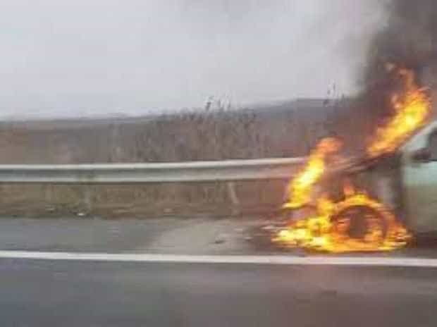 Mașină cuprinsă de flăcări pe Autostrada București-Pitești. Până la sosirea pompierilor a ars complet