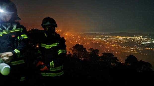 Pompierii români au localizat incendiul din insula grecească Rodos