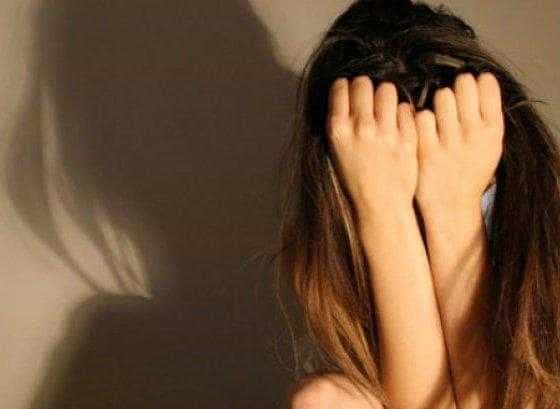 O fată din Iași a ajuns să fie violată de patru bărbați după ce s-a întâlnit cu unul dintre ei