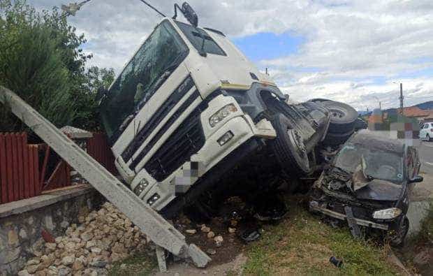 Accident în Argeș, cu un tir și o mașină mică. Un rănit a ajuns la spital