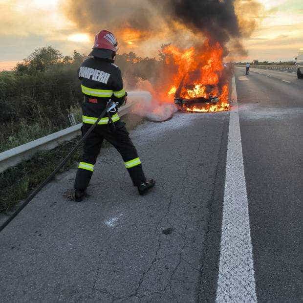 O mașină a luat foc pe A1 București-Pitești