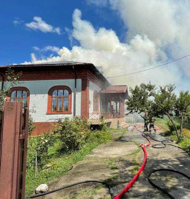 Video. Incendiu puternic, manifestat la o casă din Argeș, din cauza panourilor fotovoltaice 