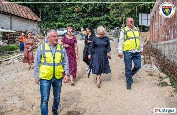 O casă nouă pentru copii speciali se construiește la Câmpulung. CJ Argeș, în inspecție pe șantier
