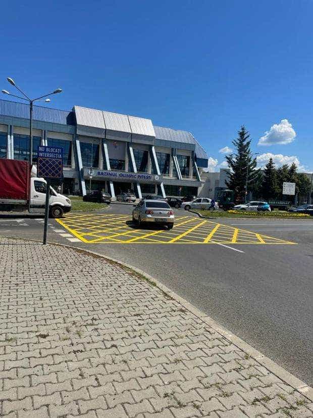 Pitești. Marcaj pentru evitarea blocajelor în intersecția de la Bazin