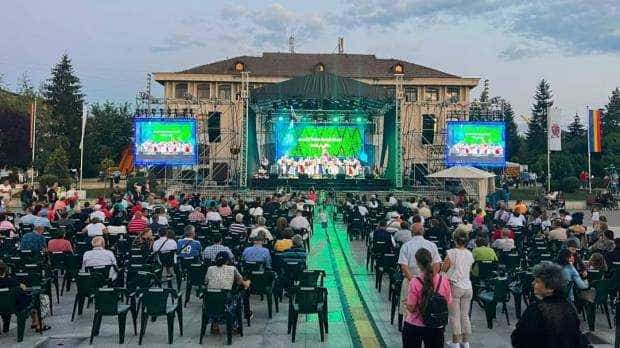 300 de dansatori aduc folclorul autentic la Mioveni
