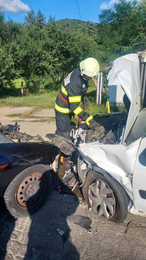 Accident la Curtea de Argeș. Două persoane, la spital