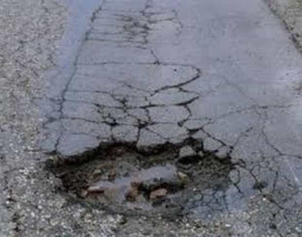 Suma câștigată de un bărbat în instanță după ce a dat cu mașina într-o groapă și a provocat un accident rutier