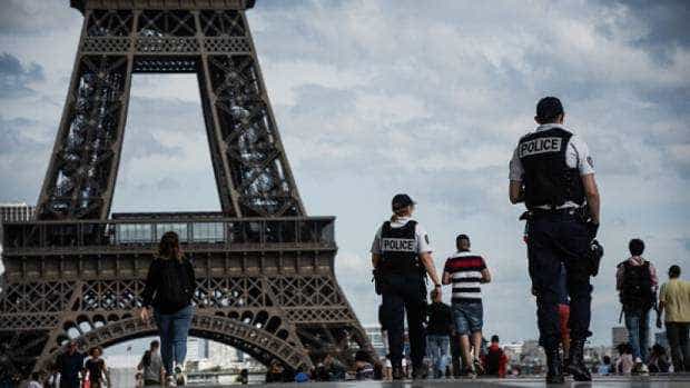 Turnul Eiffel, evacuat în urma unei ameninţări cu bombă
