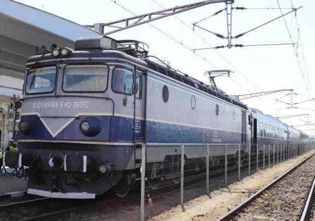 Locomotiva unui tren personal a luat foc. 20 de persoane erau în vagoane