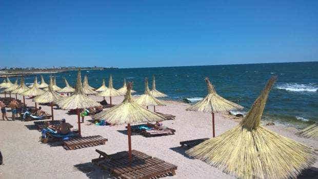 Scandal pe plajă la Costinești. Două grupuri de turiști s-au încăierat beți, apoi s-au luat la bătaie cu polițiștii