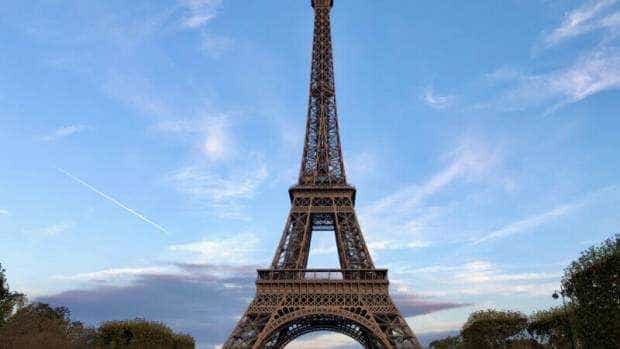 Doi turiști americani au adormit în Turnul Eiffel după ce au consumat alcool