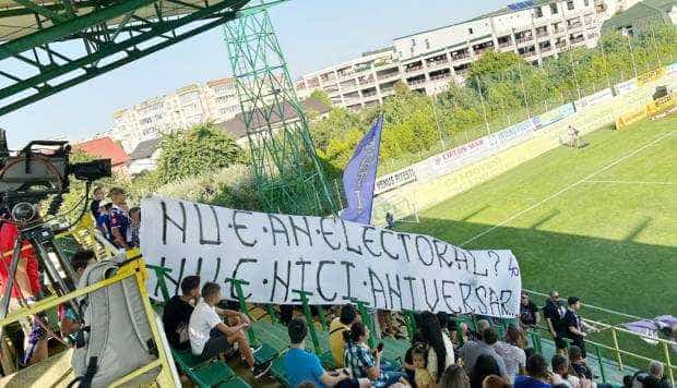 Fanii au afişat bannere împotriva lui Foamete şi Stanciu