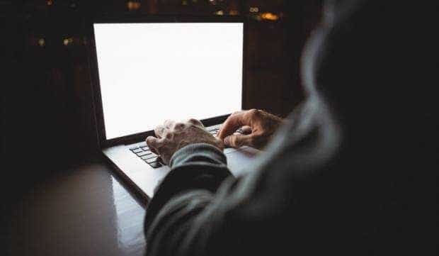 Hacker spaniol prins după ce a rezervat camere de lux plătind doar un cent