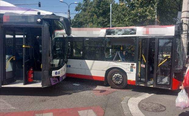 Update. Şoferii autobuzelor care s-au ciocnit la Piteşti au ajuns la spital!