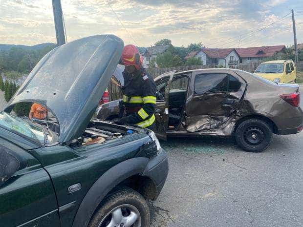 Accident în Argeş, la Coşeşti. Atac de panică