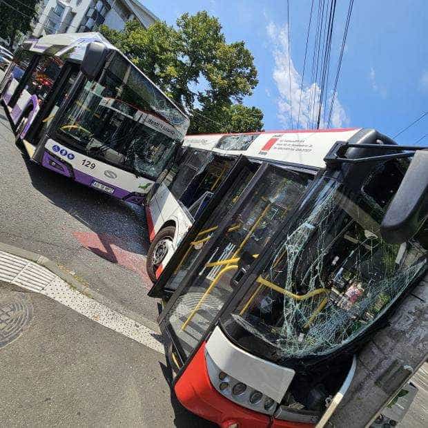 Pitești. Accident cu două autobuze în stație la Muzeu