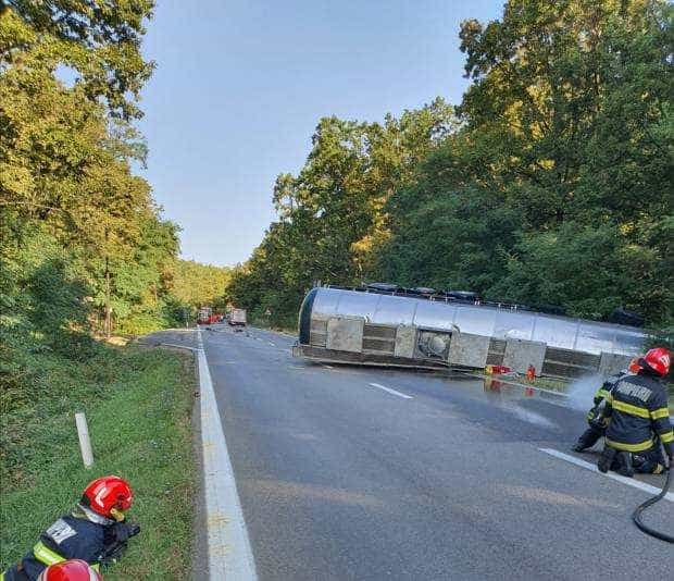 Cisterna cu etanol răsturnată la Cotmeana, risc de explozie. Un alt cap tractor va prelua încărcătura