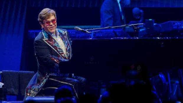 Elton John a ajuns la spital după ce a căzut în casă