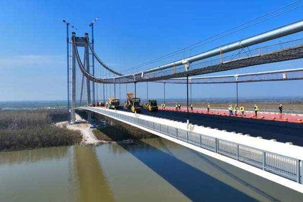 Abia inaugurat, podul de la Brăila se deșurubează. „Muncitorii au uitat să strângă anumite şuruburi. Nu cade podul”