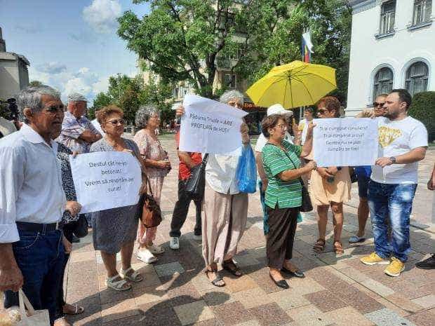 Piteștenii au protestat în fața primăriei. „Este clar ce vor oamenii: referendum”