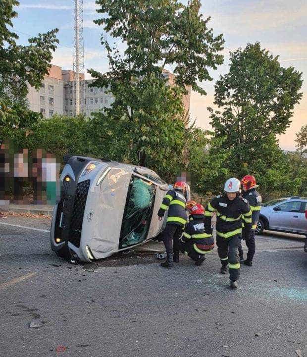 Accident lângă Spitalul de Pediatrie din Pitești. O mașină s-a răsturnat