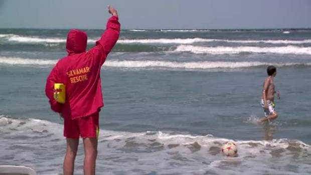 Bărbat cu sticla de țuică în buzunar, scos din valuri de salvamarii din Mamaia