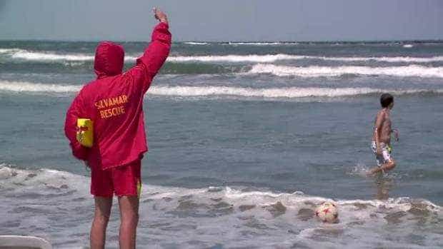 Un bărbat de 35 de ani s-a înecat în Marea Neagră. A crezut că fiul său se îneacă şi a sărit să-l salveze