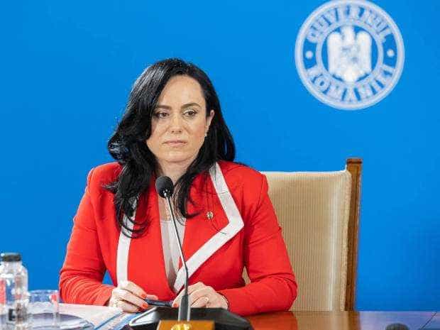 Ministra Muncii îi asigură pe silvicultori că nu le va elimina sporul de risc