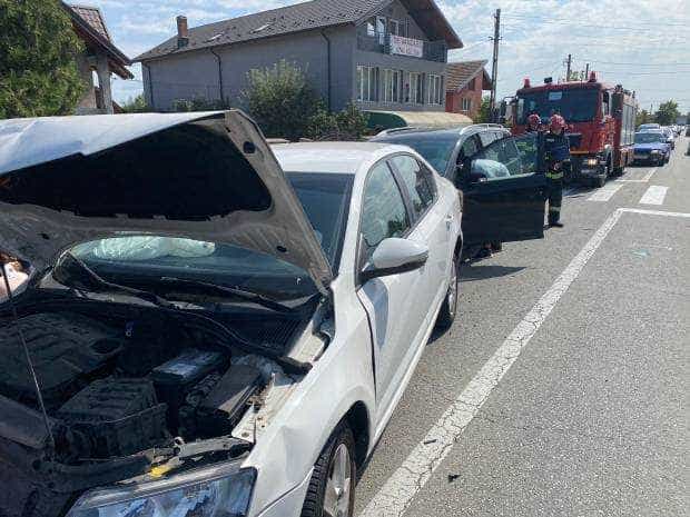 Accident în Argeș, cu trei mașini! Trei persoane primesc îngrijiri