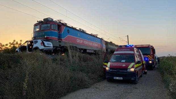 Trei morți și un rănit după ce o mașină a fost spulberată de un tren