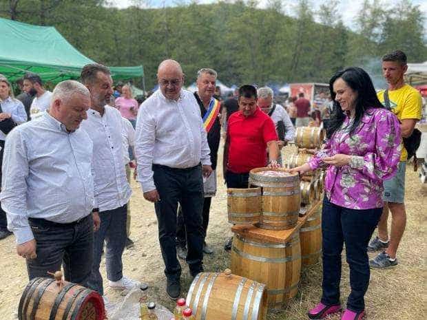 „Festivalul Țuicii” de la Coșești, o ediție reușită, cu expoziții, degustări și paradă ecvestră