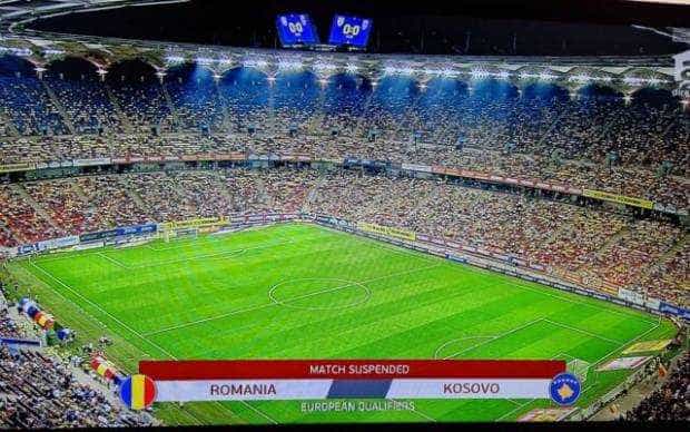 Meciul România – Kosovo, întrerupt de arbitri din cauza fumigenelor și a mesajelor de pe bannere 