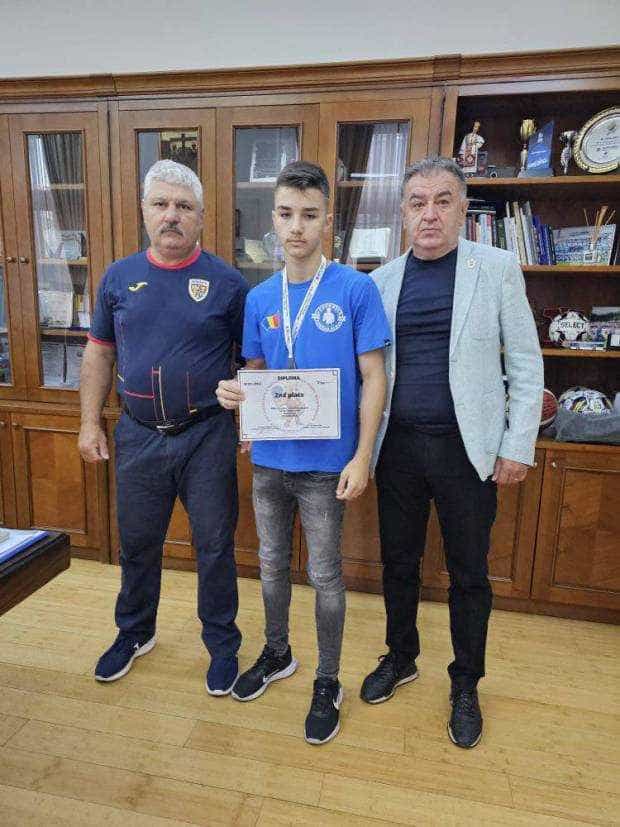 Boxerul Marian Adrian Chiriță, felicitat de primarul Piteștiului. „Astfel de copii trebuie sprijiniți în cariera sportivă!”