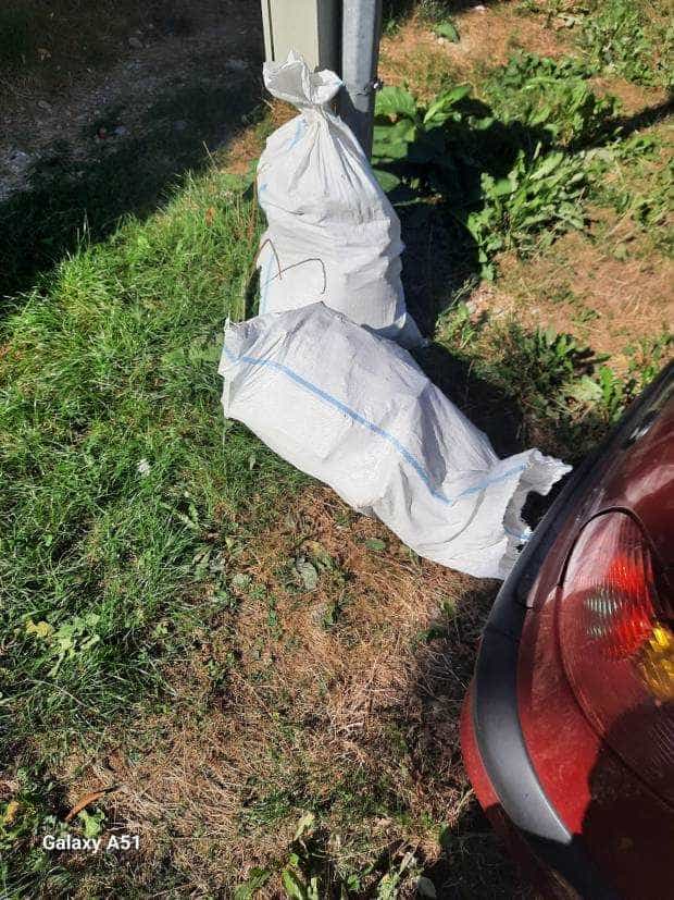 Piteștean amendat pentru depozitarea pe spațiul verde a unor saci cu moloz