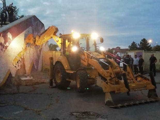 A început demolarea stadionului din Trivale. Piteştenii şi-au luat bucăţi din peretele unei peluze, dar şi scaune din tribune