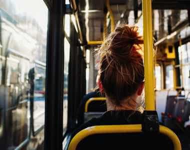 A agresat sexual o minoră în autobuz. A primit de la instanță doar control judiciar