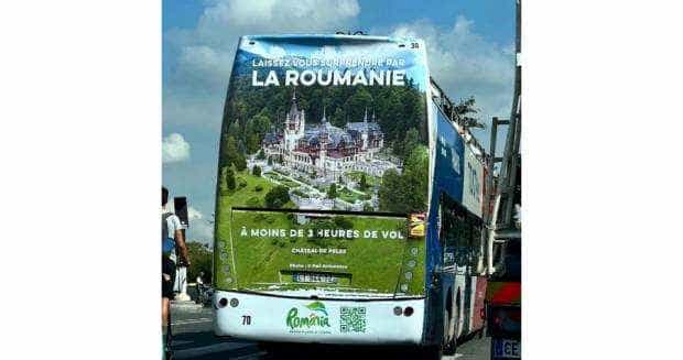 Fotografia unui piteștean, pe autobuzele turistice din Paris