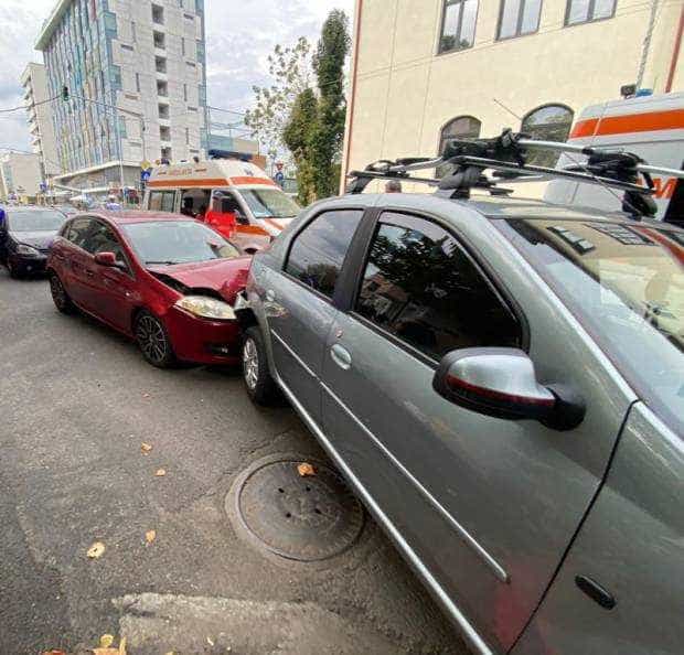 Accident cu trei mașini la Pitești. O rănită, dusă la spital cu SMURD-ul