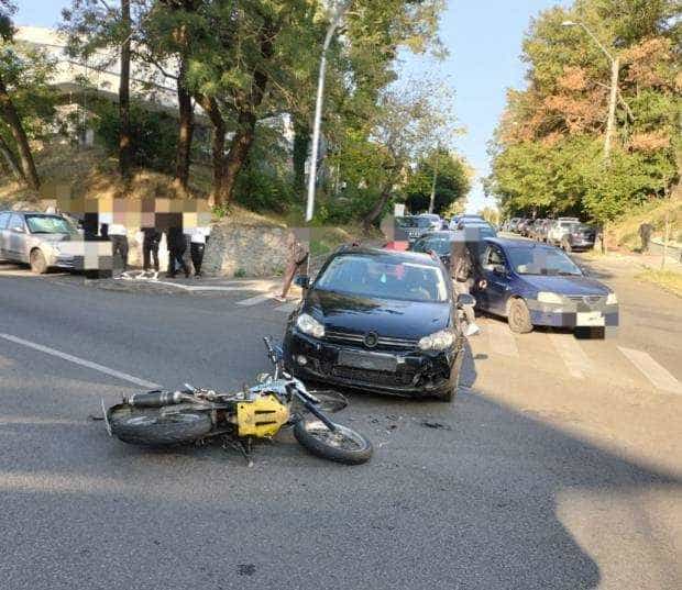 Accident la Pitești. Un tânăr motociclist a ajuns la spital
